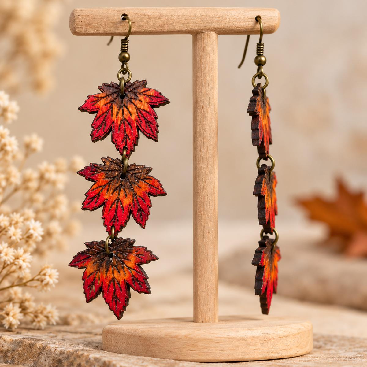 Aretes Autumn Cascade vistos de frente y de lado para mostrar el espesor de 2 mm y las tres hojas de arce conectadas.